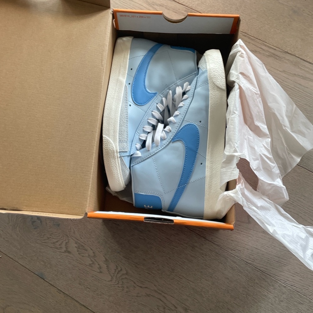 Nike Mid ‘77 VNTG - Celestine Blue/University Blue Sneakers.
